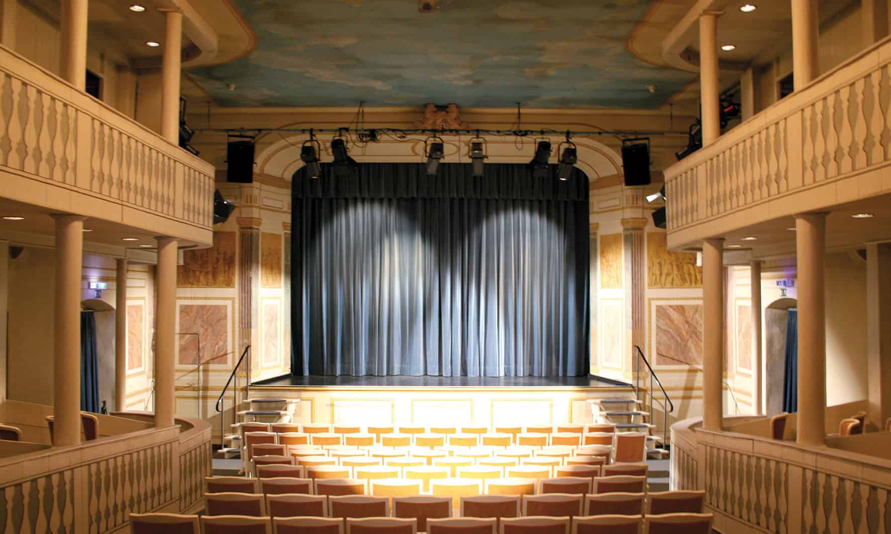 Der Theatersaal mit geschlossenem Bühnenvorhang