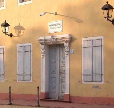 Eingangstür zum Comoedienhaus Wilhelmsbad