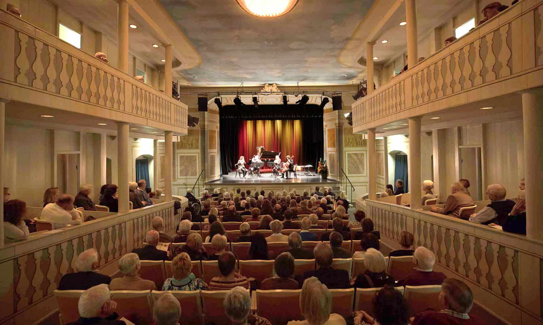 Das Publikum erfreut sich bei einem spanischen Kammermusikabend
