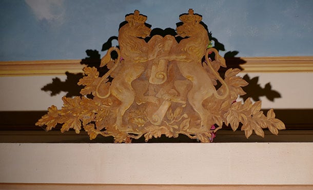 Dekoration über der Portalöffnung, zwei gekrönte Löwen eine Textrolle haltend