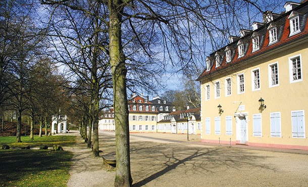 Die Parkpromenade der Kuranlagen in Wilhelmsbad