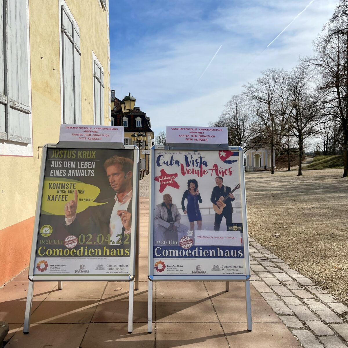 Plakataufsteller mit Veranstaltungsplakaten vor dem Gebäude Parkpromenade 5 in Hanau-Wilhelmsbad